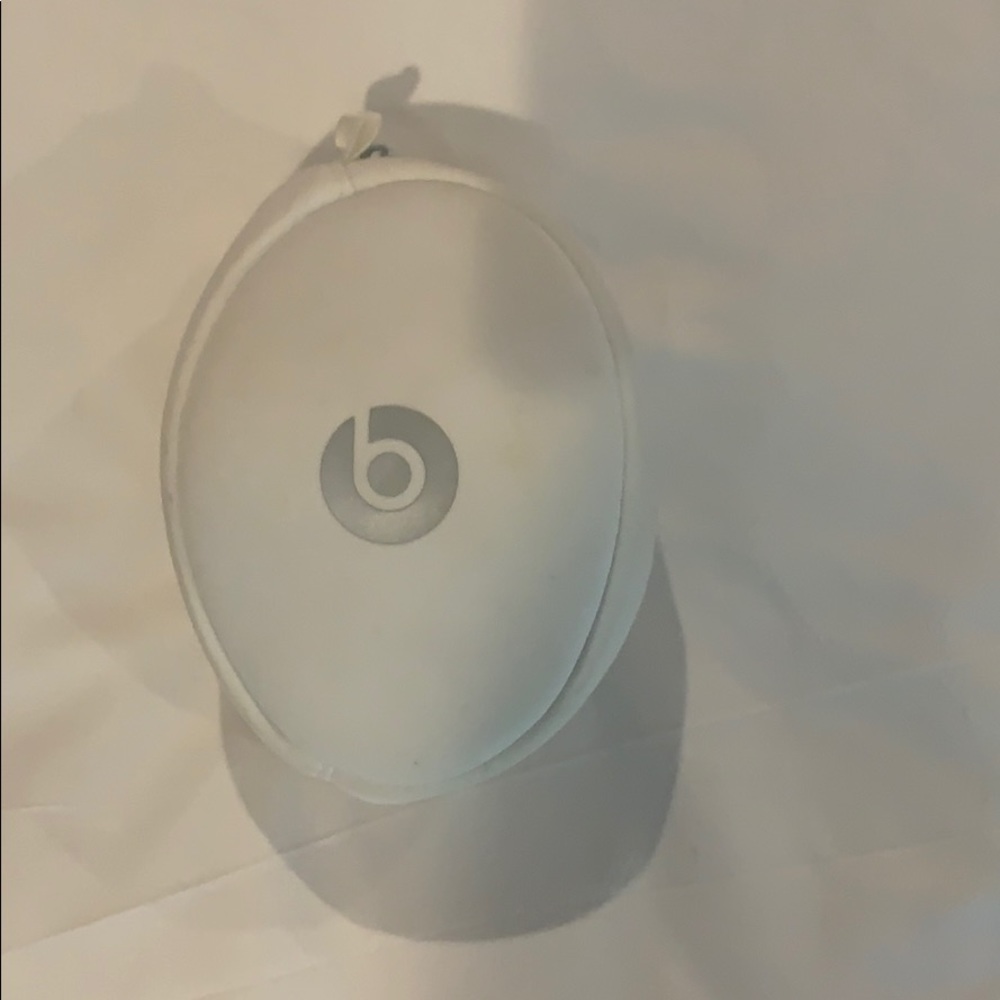 Silver wireless beats